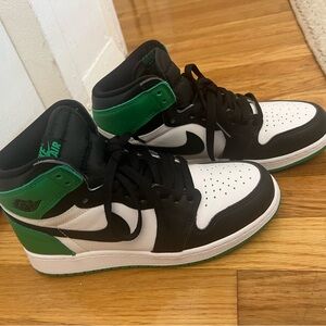 Nike Air Jordan 1s High OG Big Kids Size 6Y